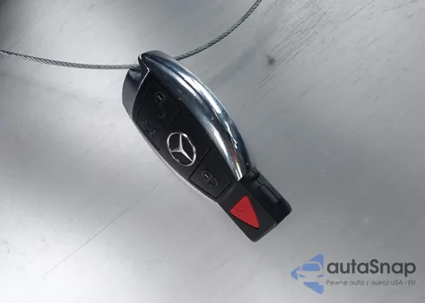 2010 Mercedes-Benz E 550 z USA, uszkodzony, nr VIN WDDHF7CB1AA029614